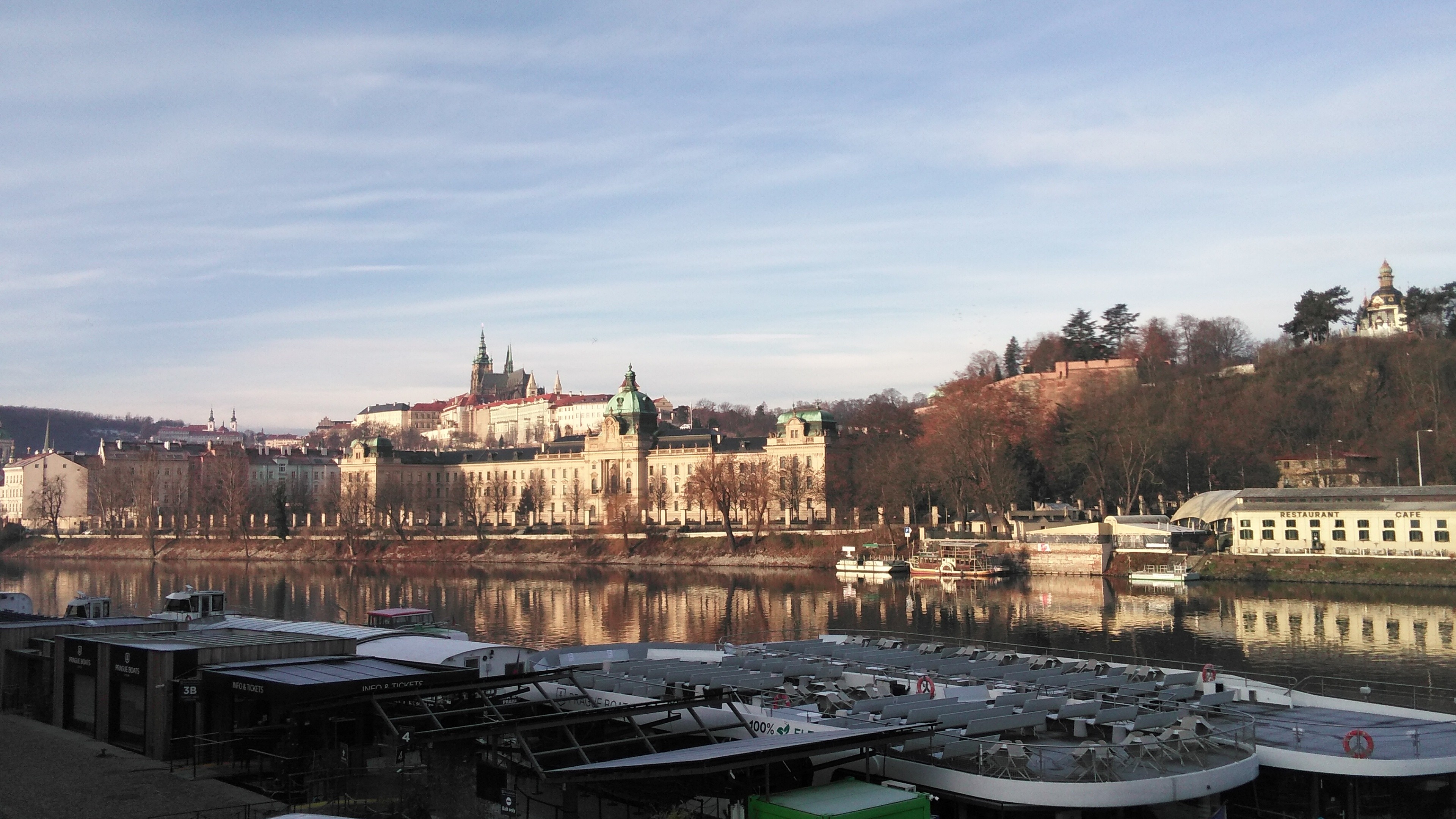 旧市街地を散策