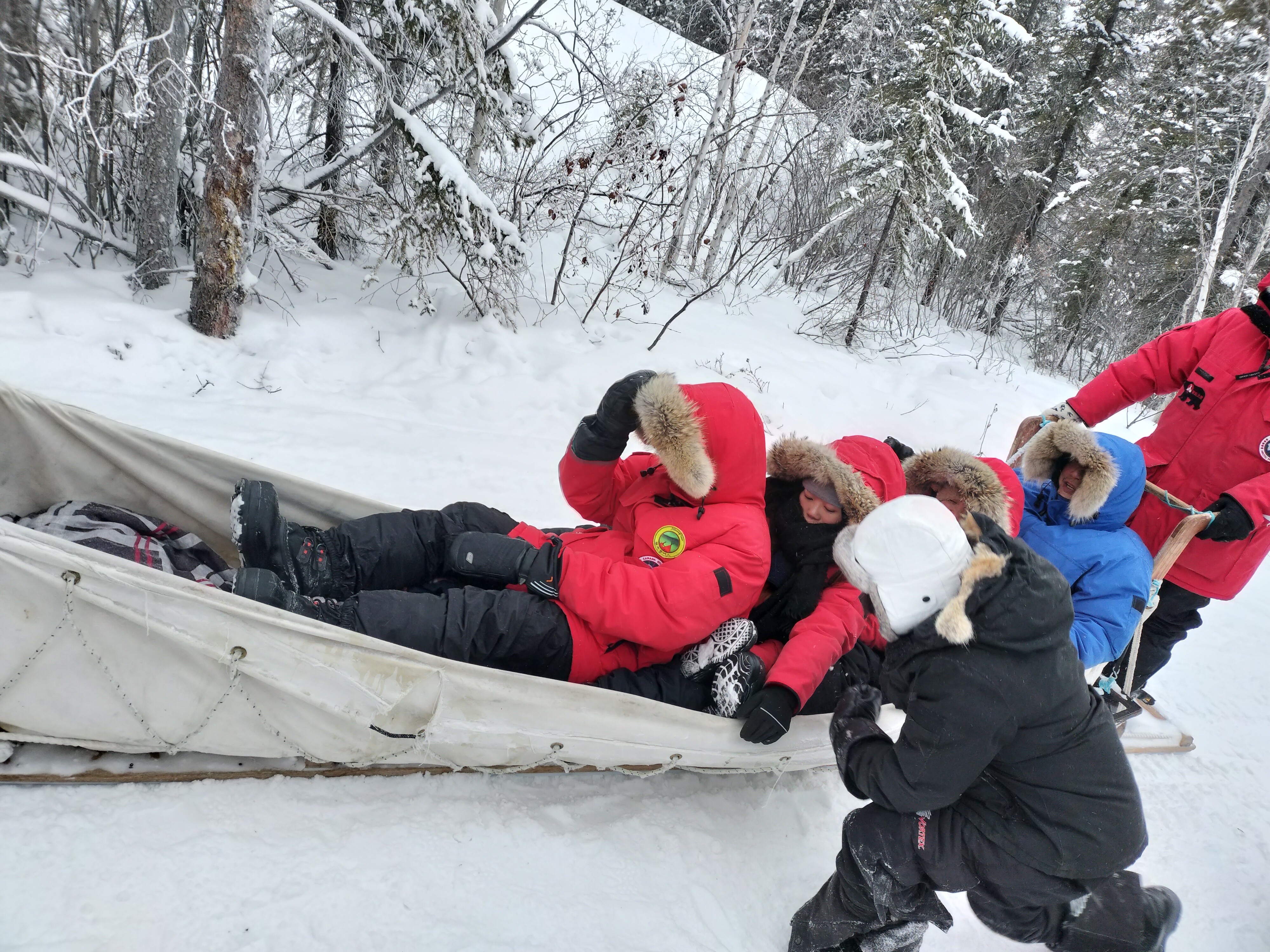 スノーモービルで移動