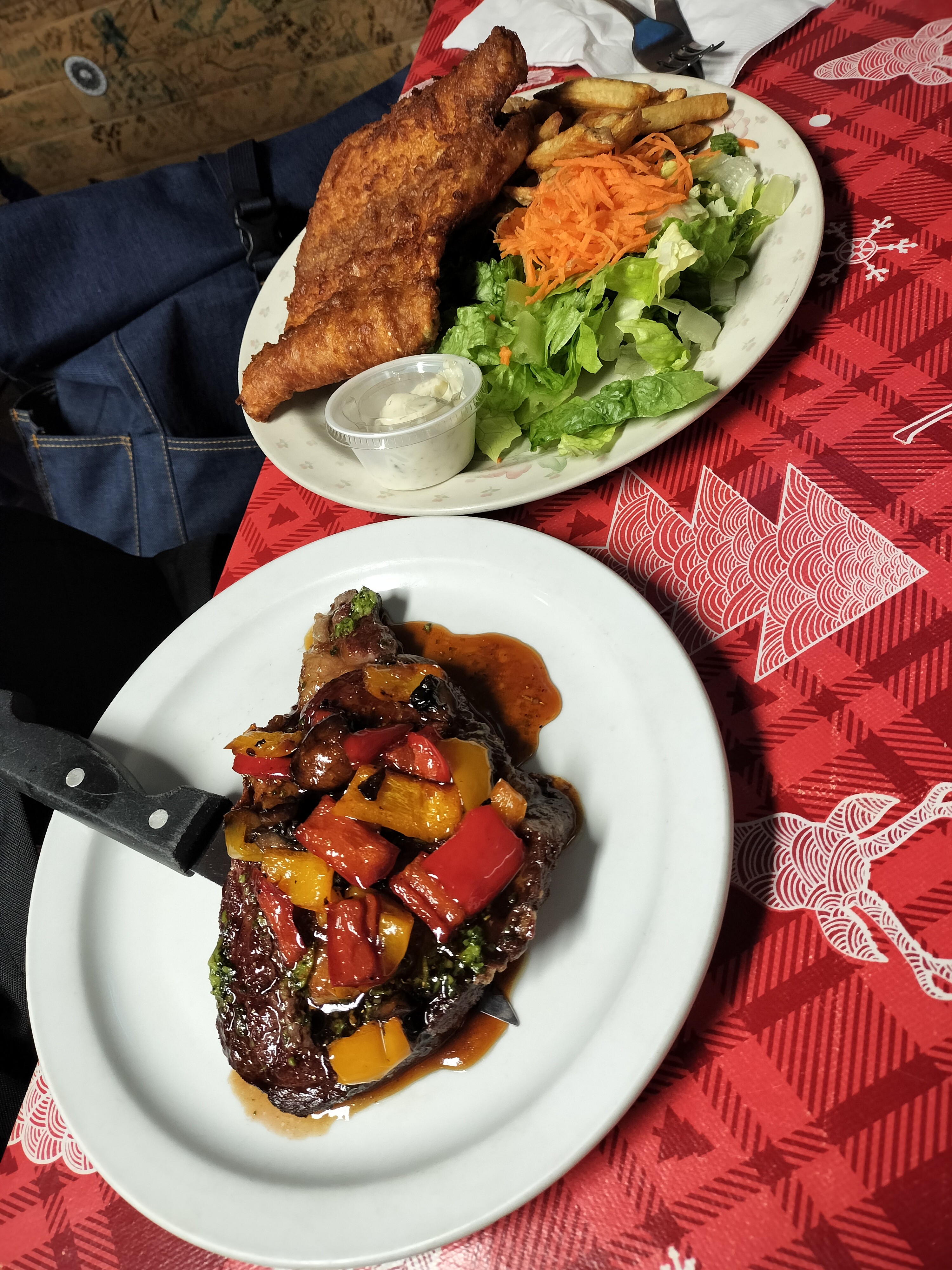 地元の人気レストラン「Bullock’s Bistro」にて