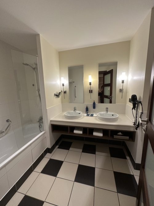 浴槽付きの広いバスルーム！