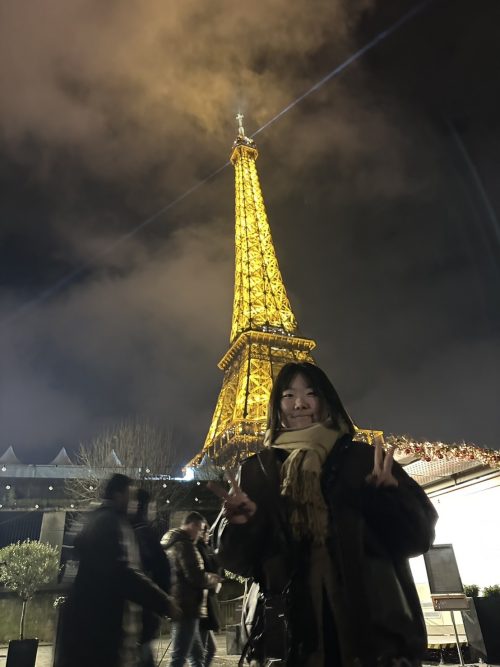 ライトアップされた夜のエッフェル塔