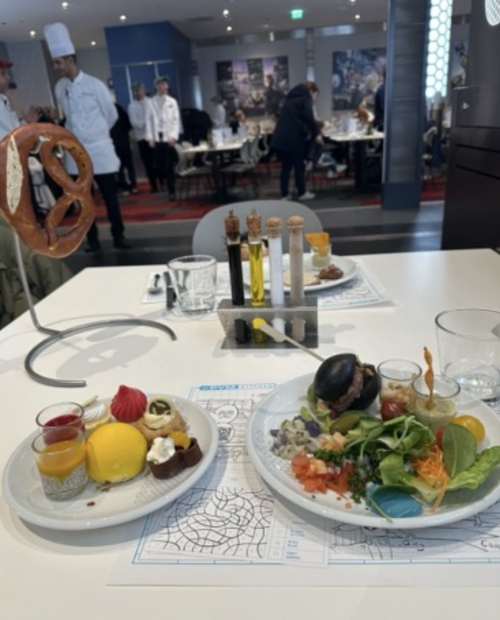 ランチは人気レストラン「ピム・キッチン」にて