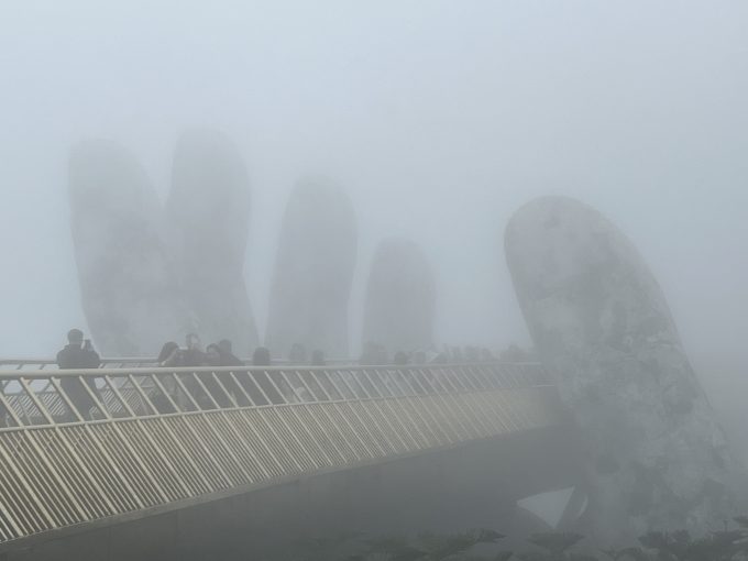 霧のなかから現れた神の手