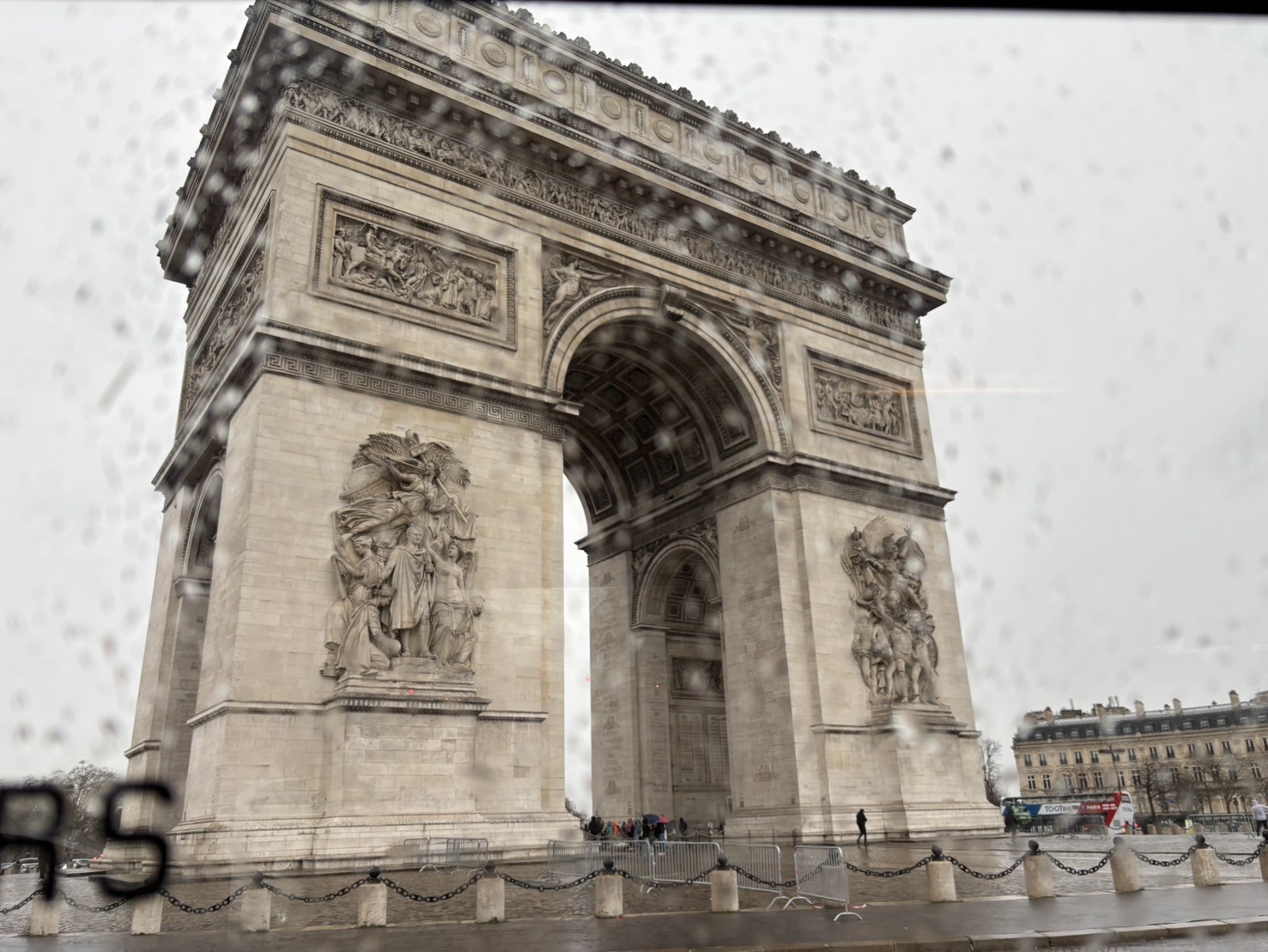 雨の凱旋門