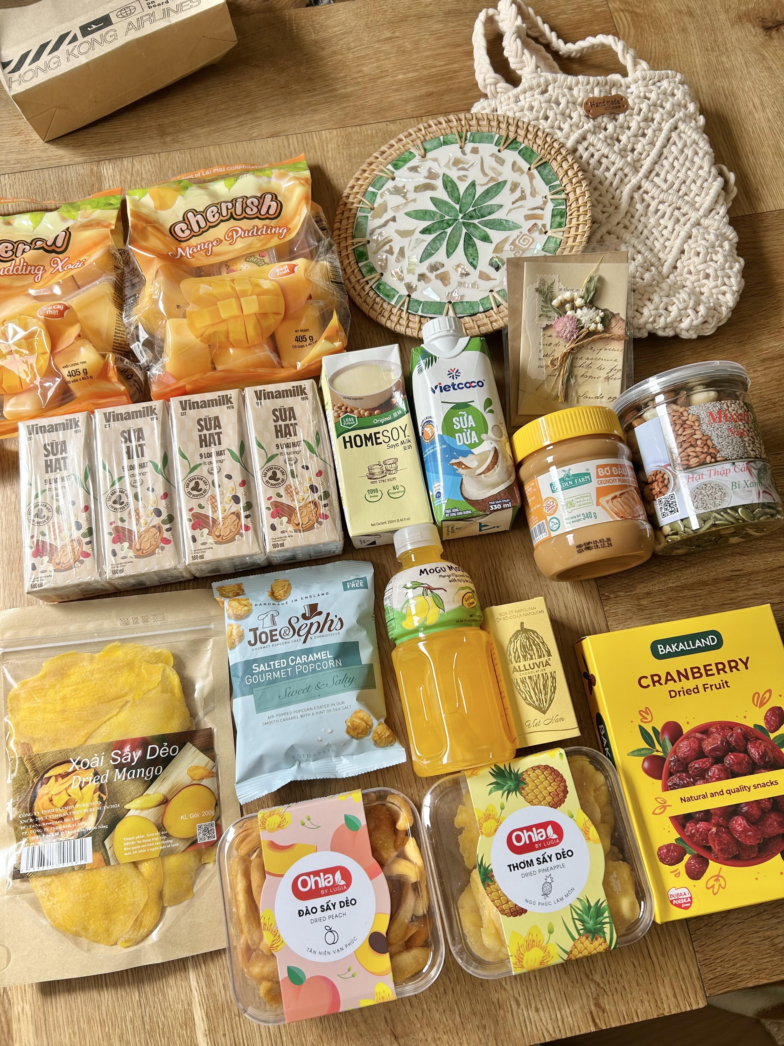 スーパーで買ったお土産たち 特にドライマンゴーが美味しかったです