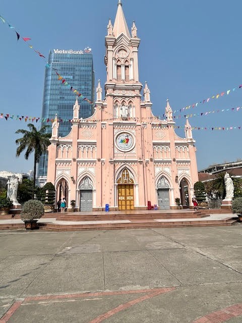 ピンクでかわいい「ダナン大聖堂」 午前中空いています