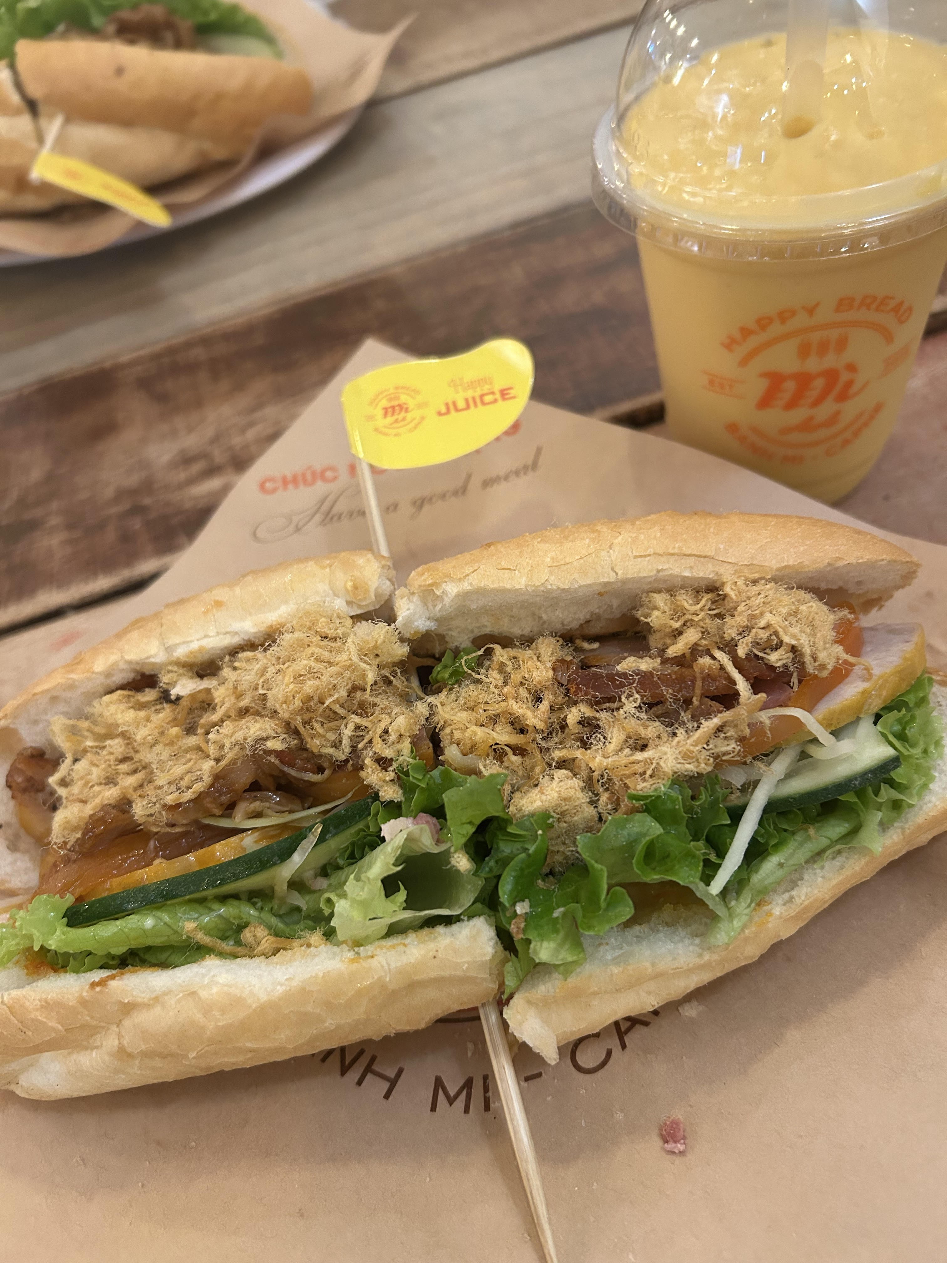 ホテル近くのバインミー 日本人観光客が多かったです