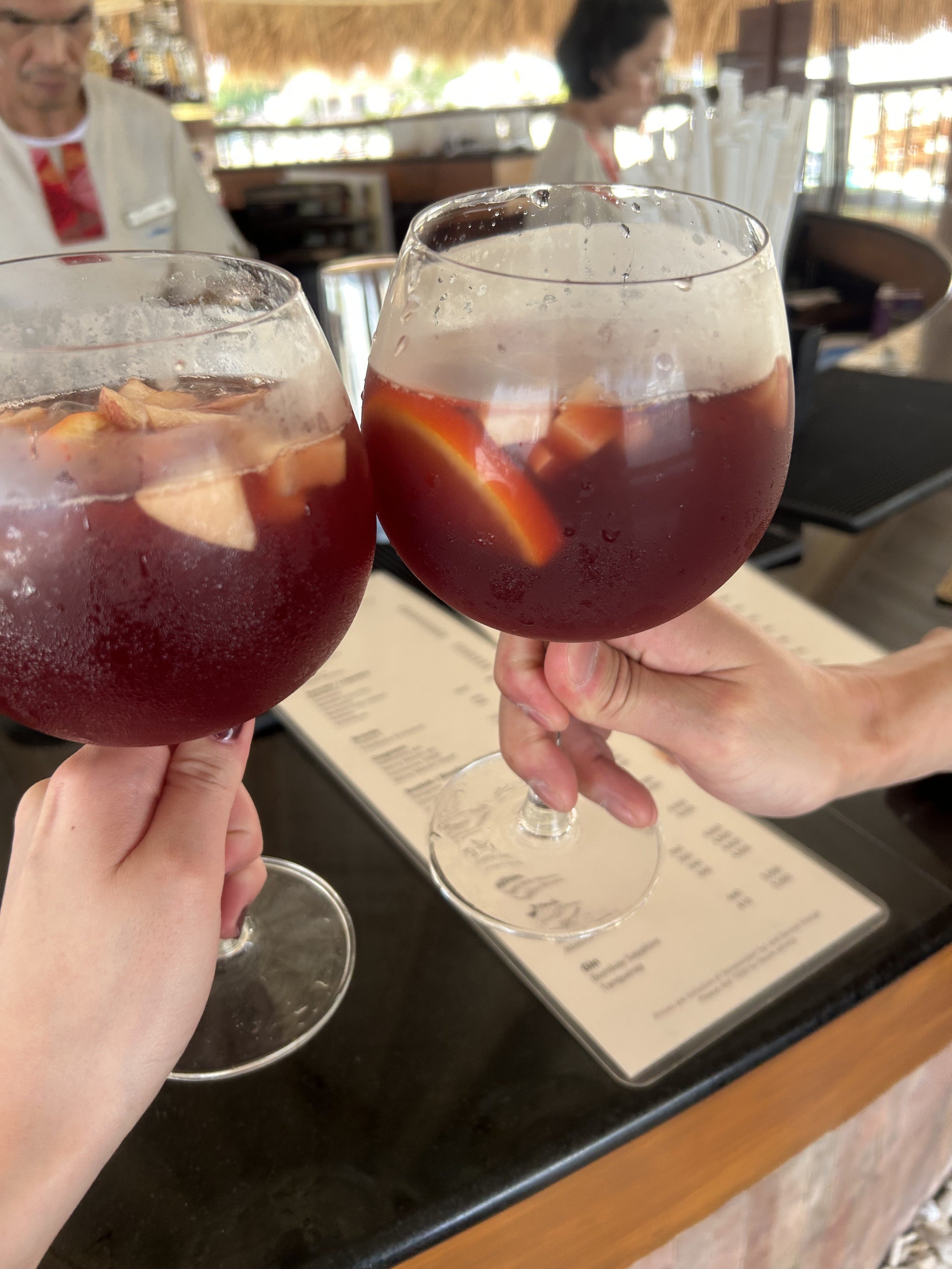 ビーチにあるバーで乾杯