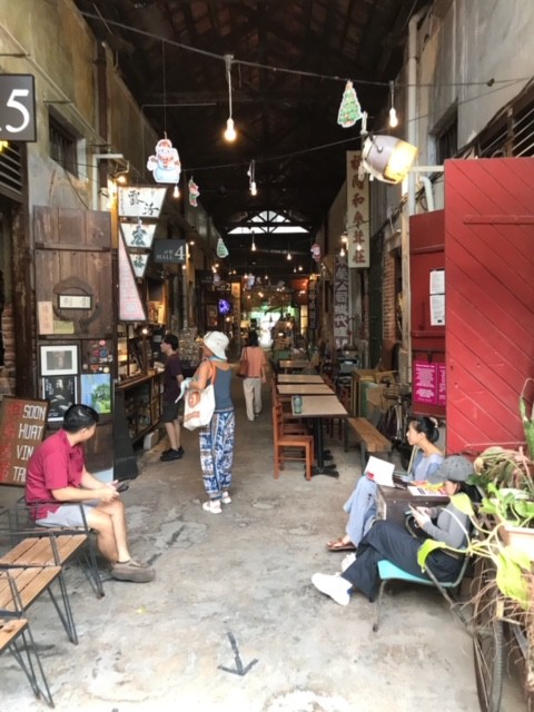 ショッピング街 横浜の赤レンガ倉庫みたいな感じ！