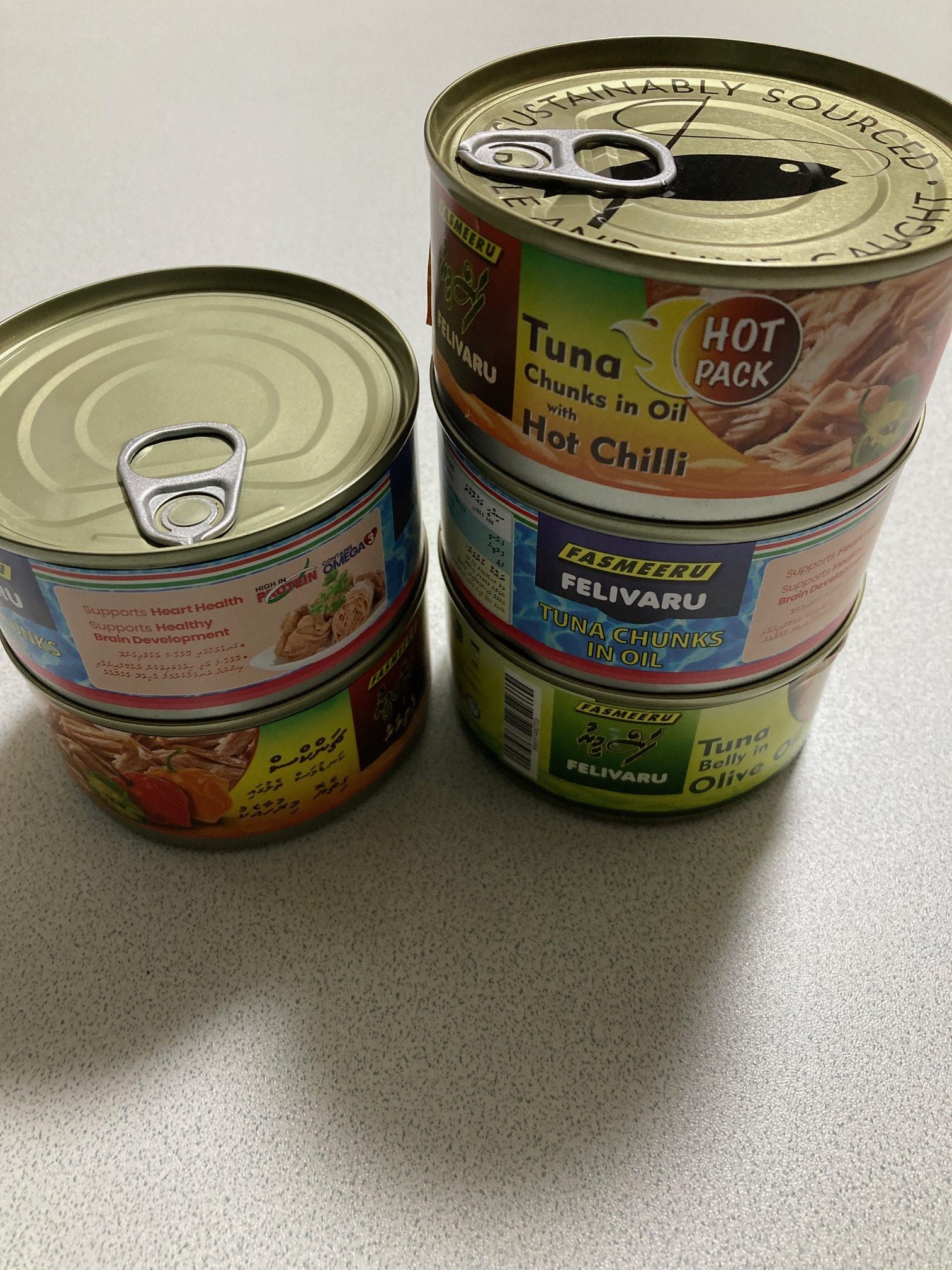 お土産にツナ缶をたくさん買いました！