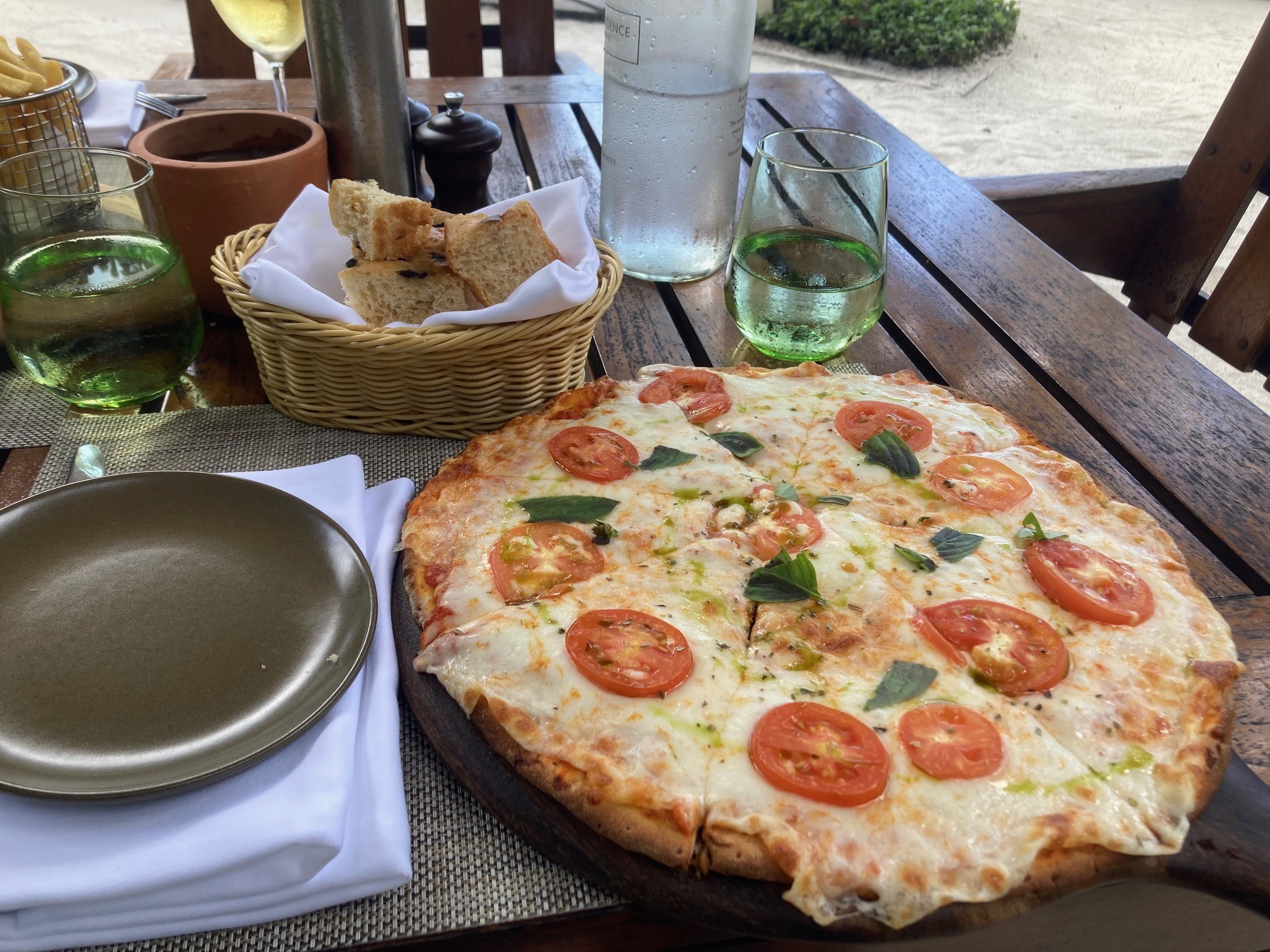 ランチはプールサイドでピザとハンバーガーをいただきました