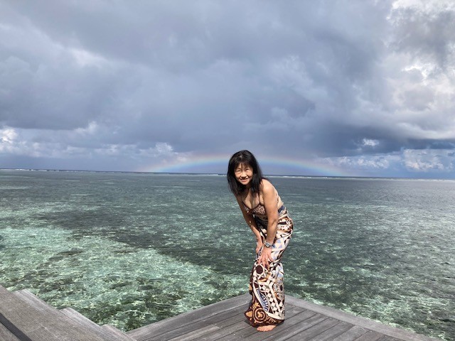 綺麗な虹を背に