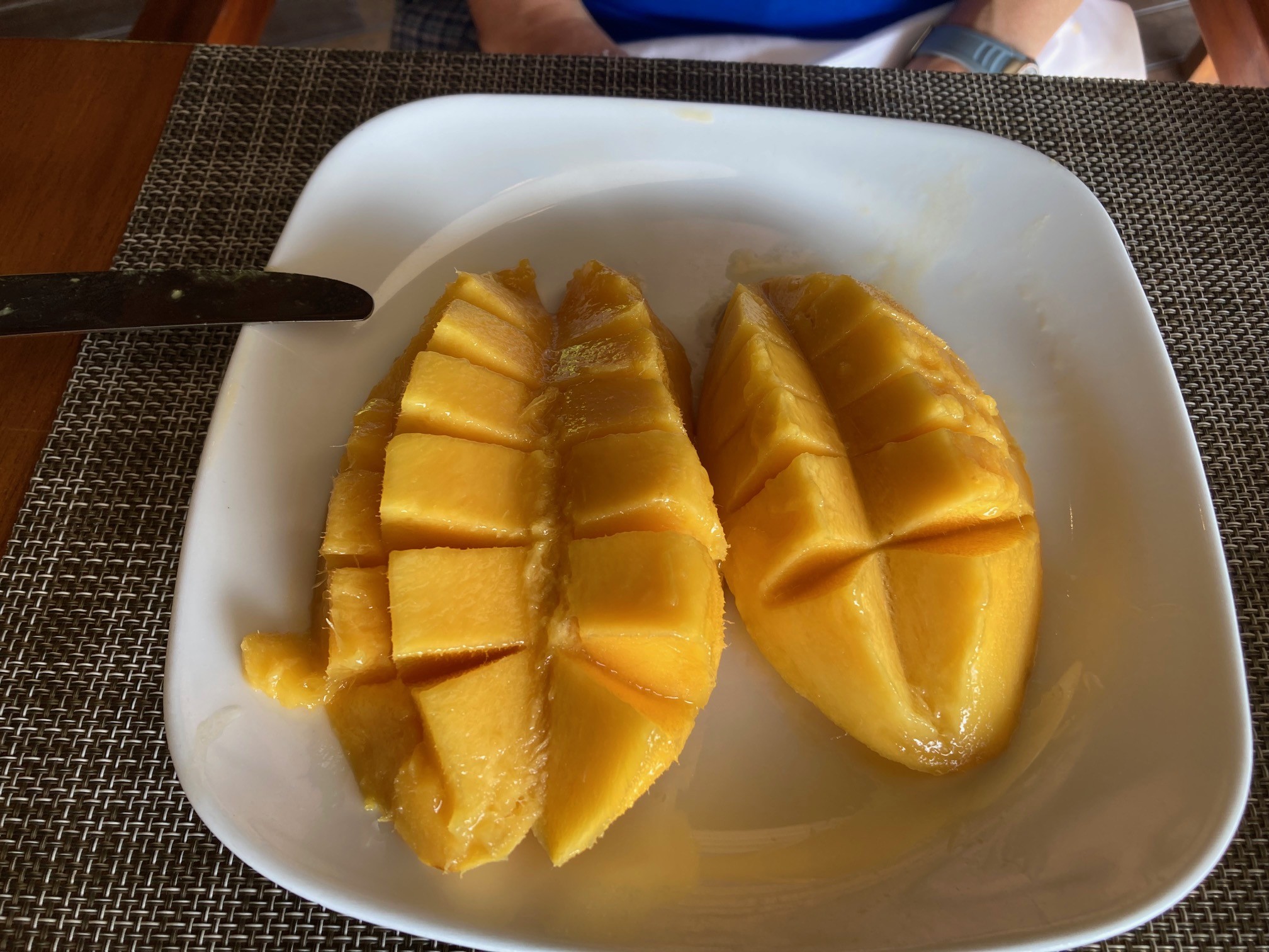 朝食は大好きなマンゴーを食べ放題！