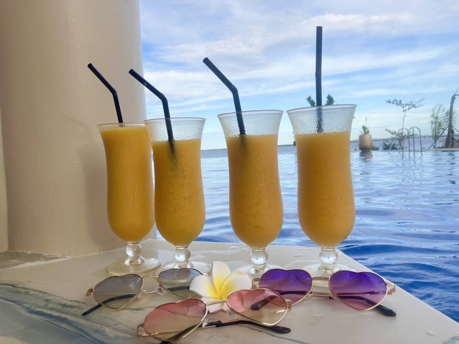 プールサイドのバーでいただいたカクテル