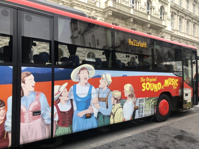 目にも楽しい「サウンド・オブ・ミュージック」バス
