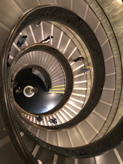 バチカン美術館の螺旋階段、細部まで芸術