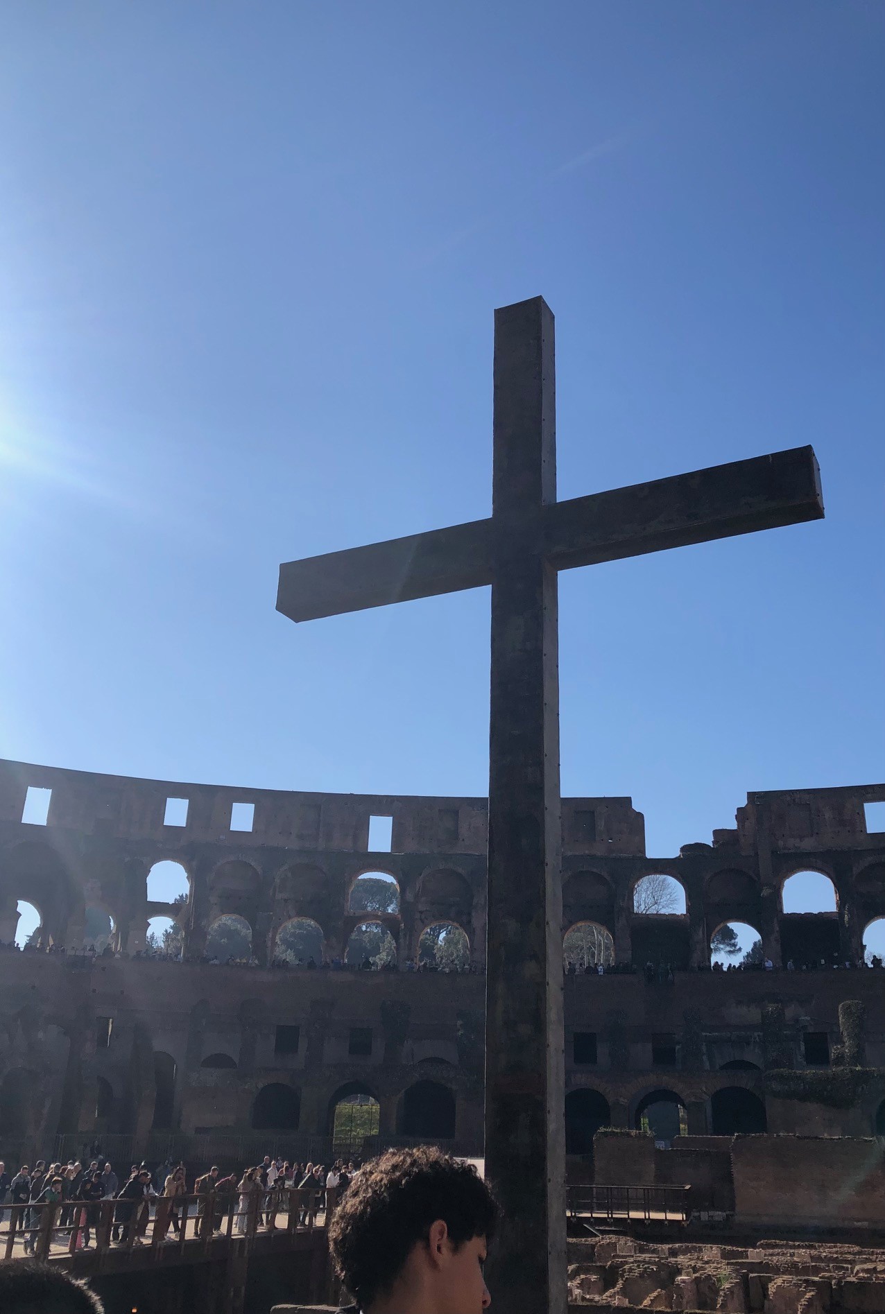コロッセオ前に立つ十字架