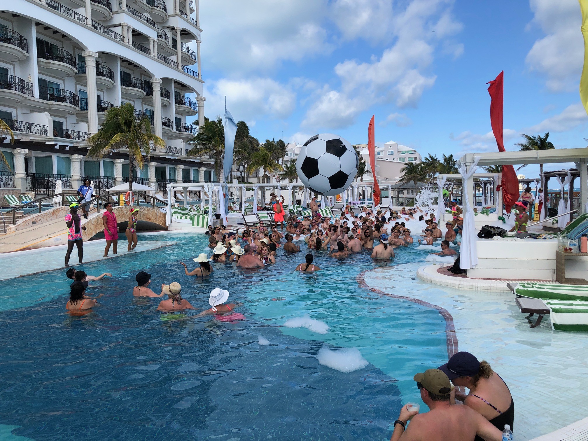 泡パーティ!この後プールが泡だらけに・・!