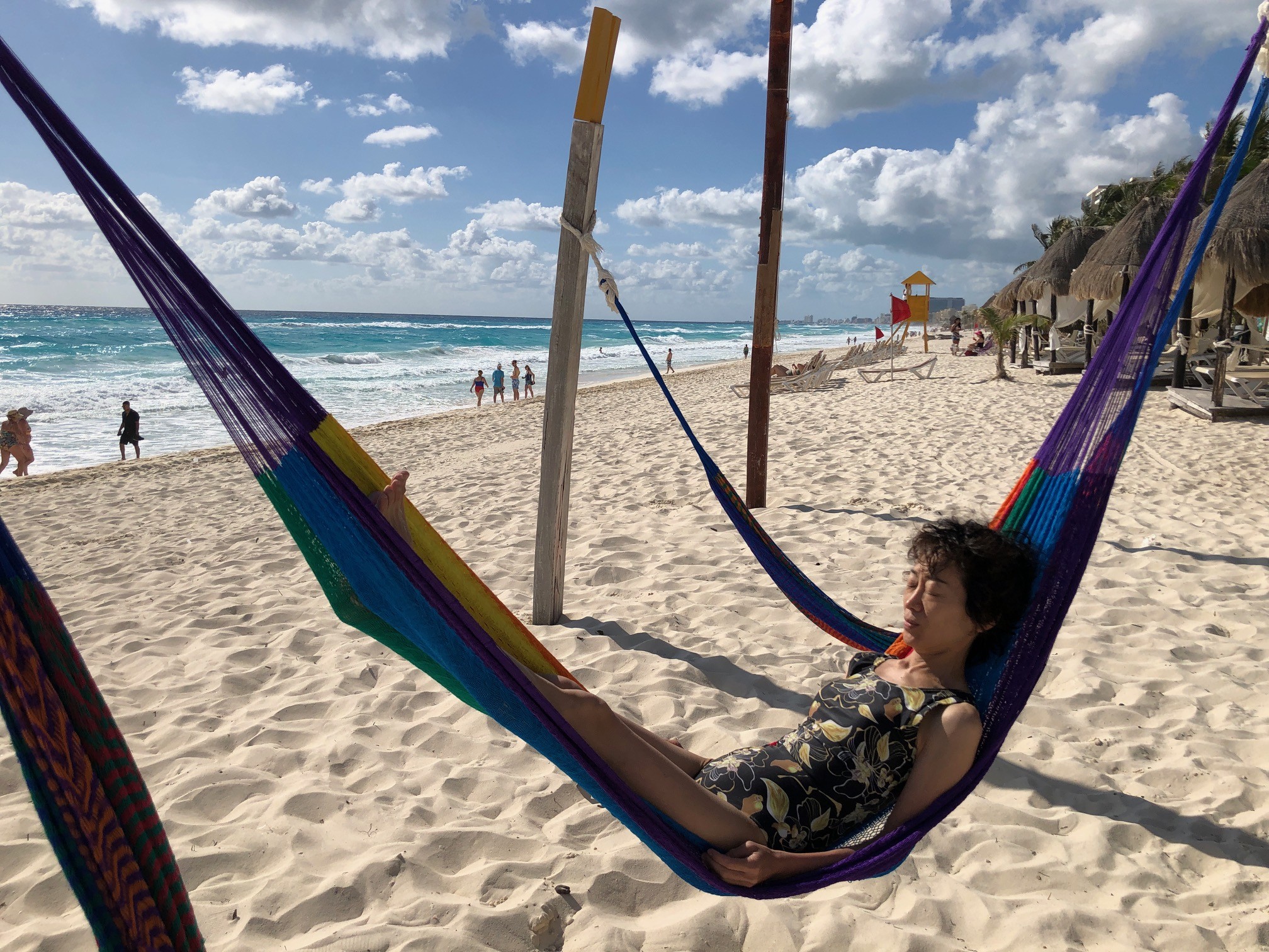 ビーチのハンモックに揺られ