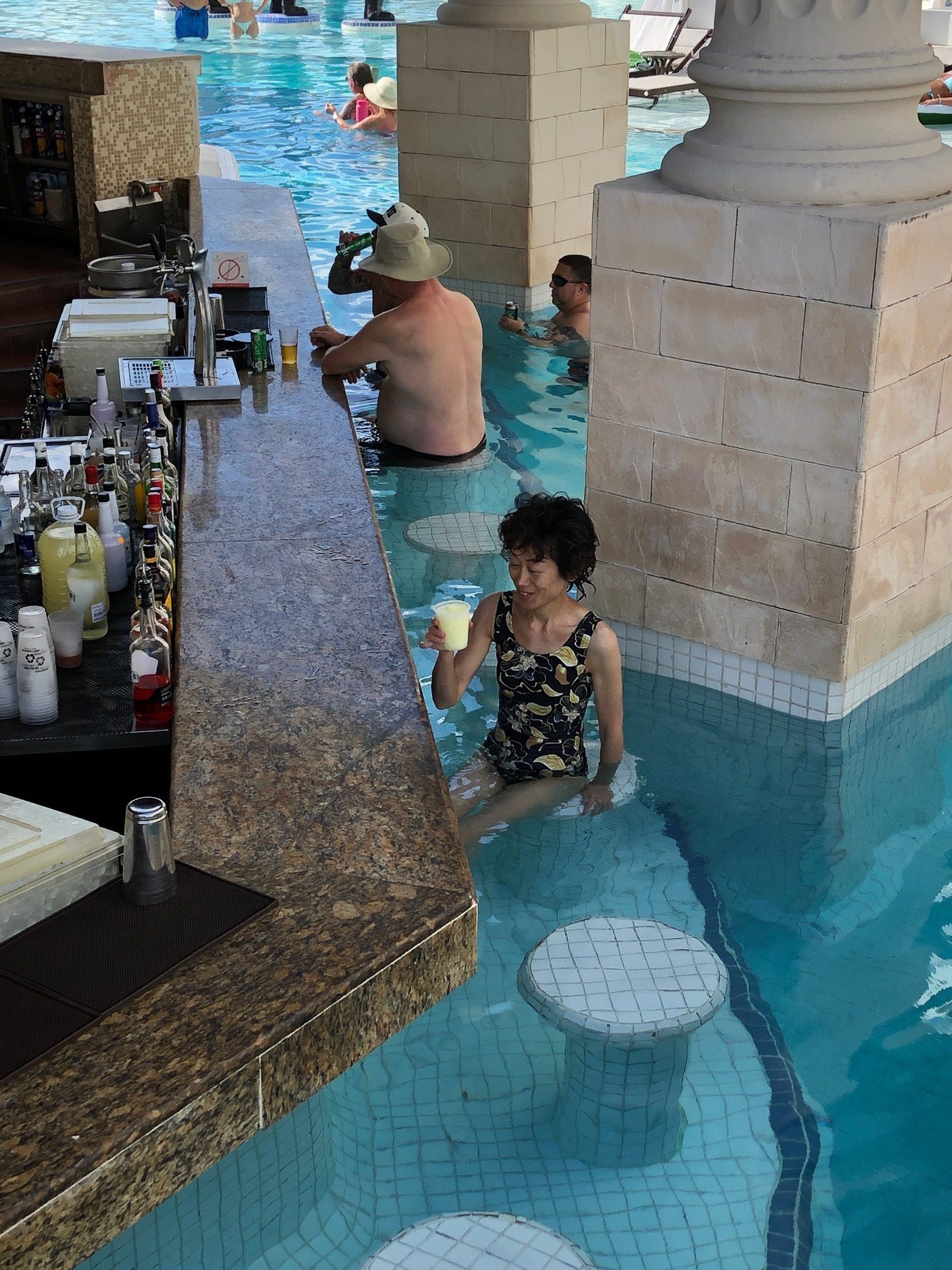 プールサイドのバーにて
