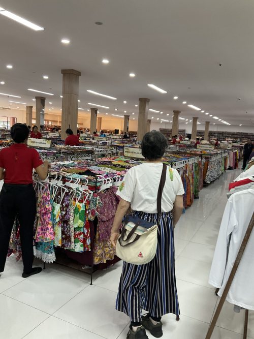 お土産店の広い店内