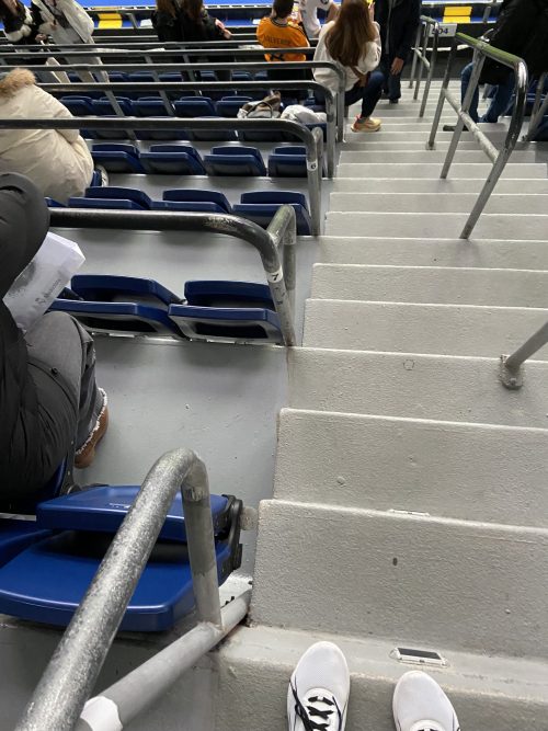 観客席の階段はかなり急でした