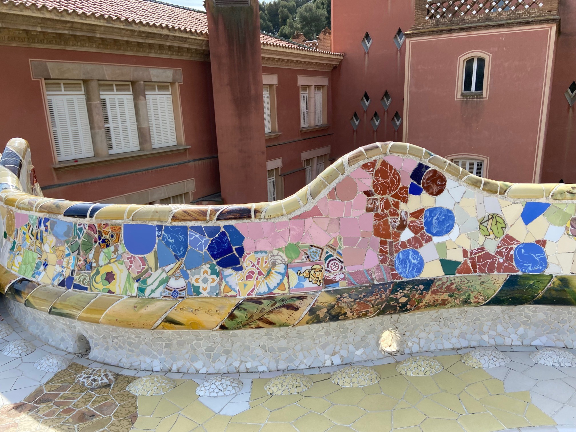 色彩豊かな装飾が楽しめるグエル公園