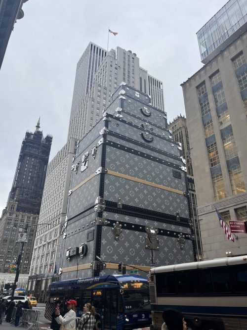 目を引くルイヴィトンの店舗