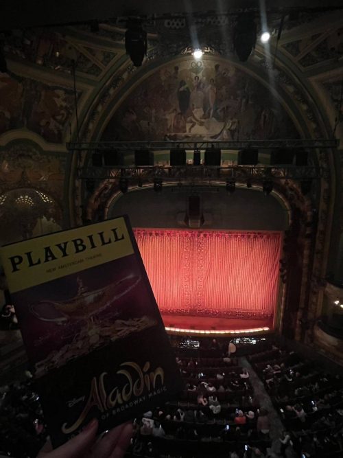 クラシカルなミュージカル会場