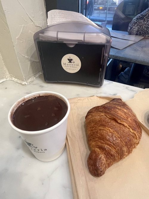 Masseria Caffe&Bakeryでいただいたクロワッサン、チョコレートドリンク