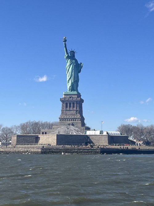 クルーズ船上から見た自由の女神
