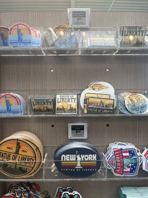 リバティ島限定グッズが多く売られていました