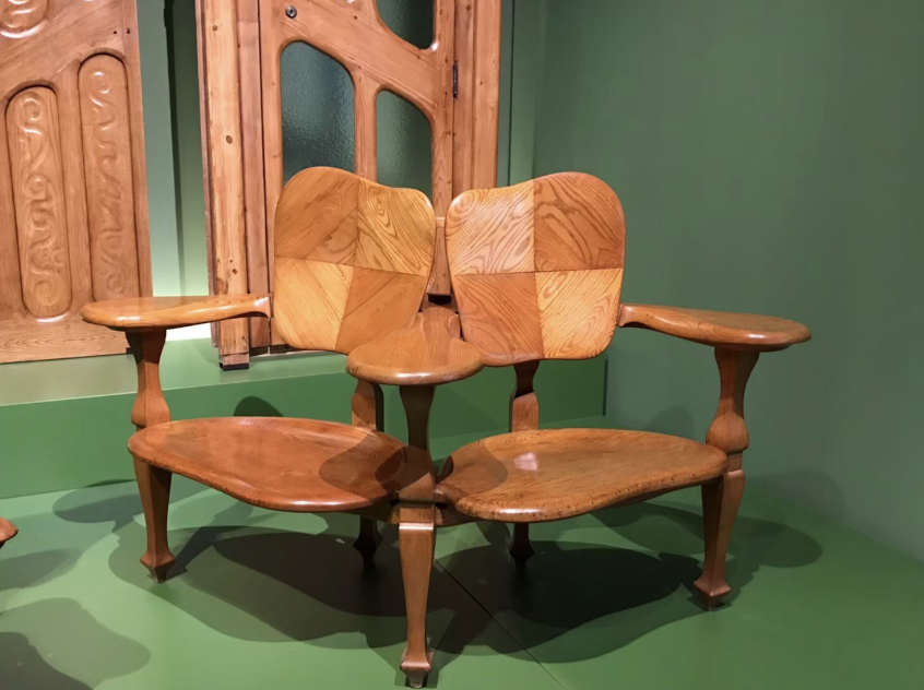 ガウディデザインの椅子