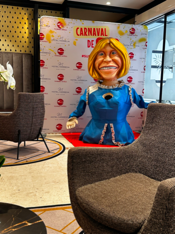 キモ可愛い大きなバルーン人形(笑)