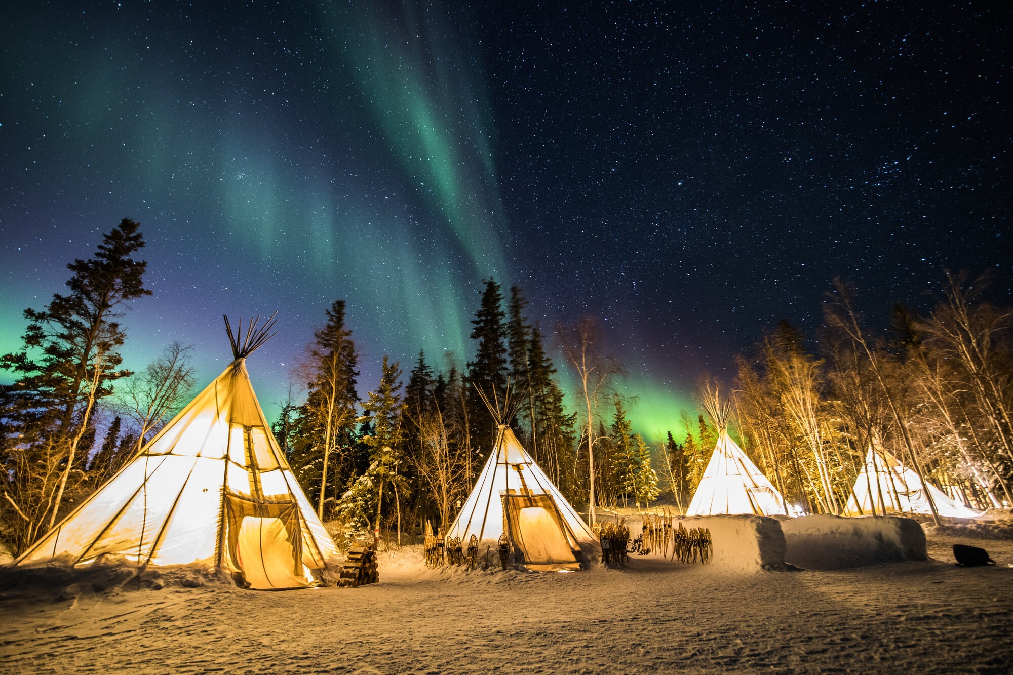 オーロラと複数のテント
