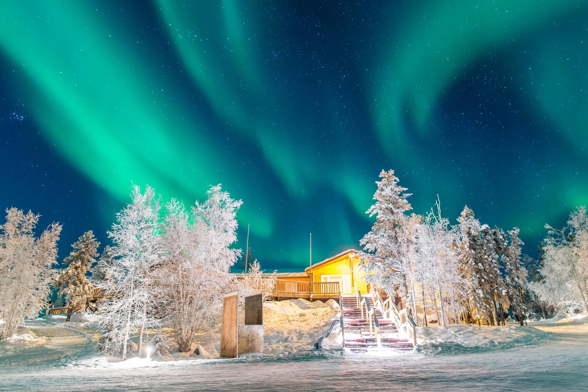 雪山とロッジとオーロラ