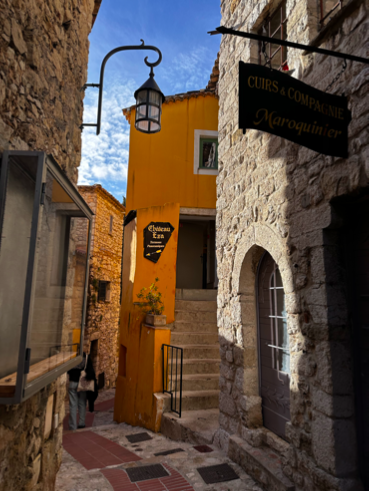 可愛らしい雰囲気の街並み、シャトーエザの看板も添えて