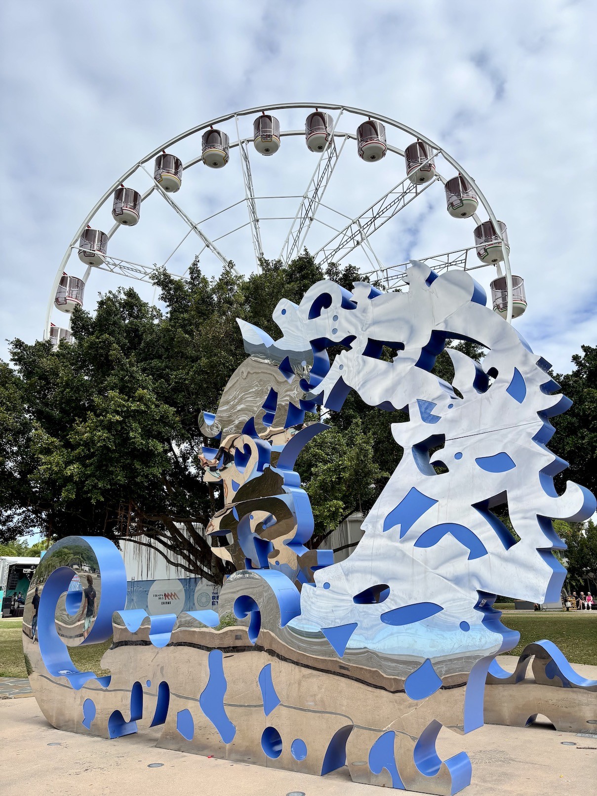 地元の方々がのんびりと時間を過ごしていたエスプラネード