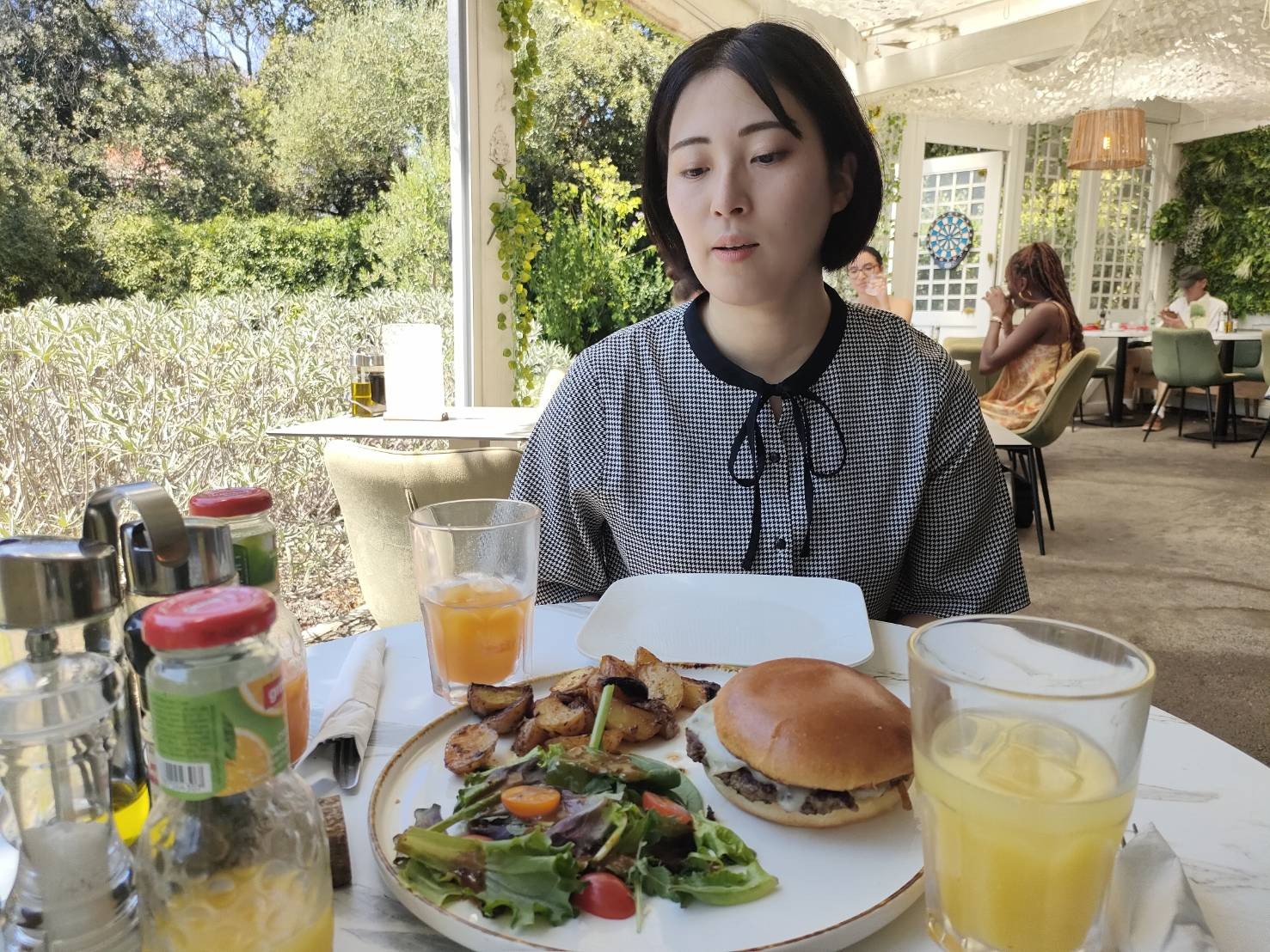 併設の庭園レストランでゆったりといただいたハンバーガー