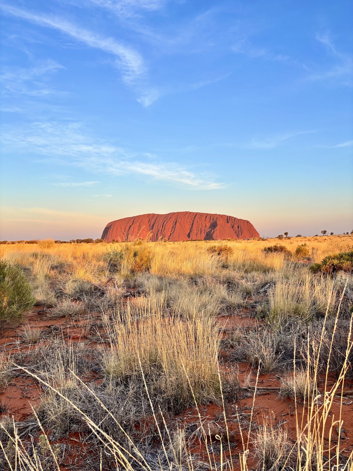 美しい空とウルルの景色