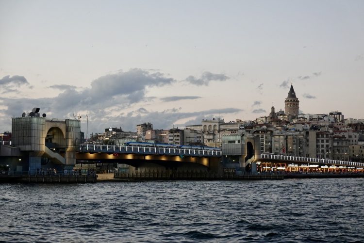 金角湾にかかるガラタ橋の風景