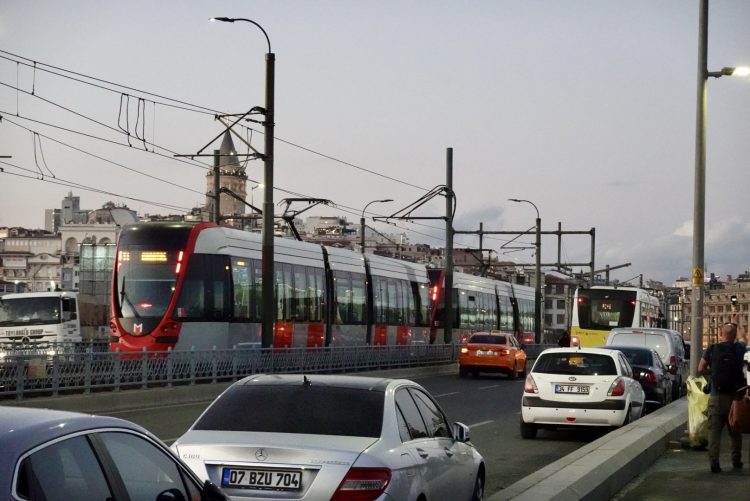 ガラタ橋を渡るトラム