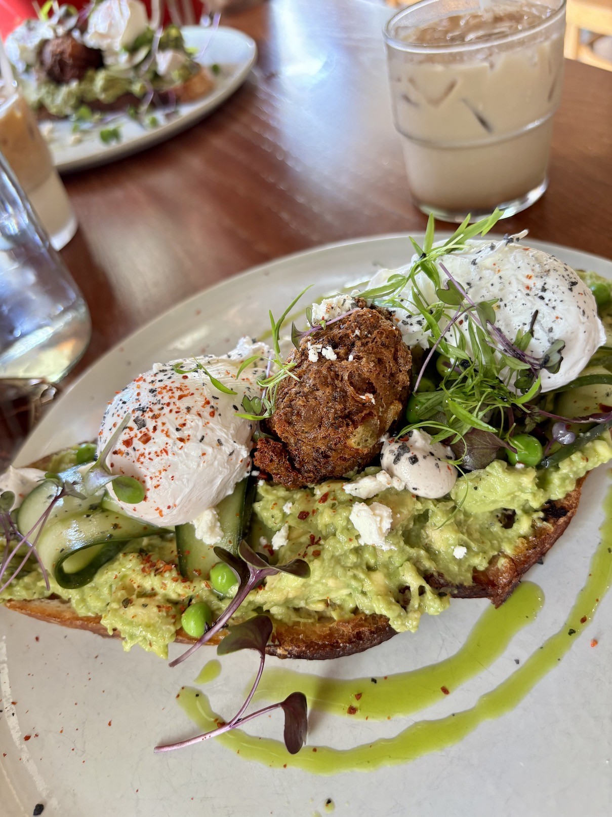 アボカドのオープンサンド