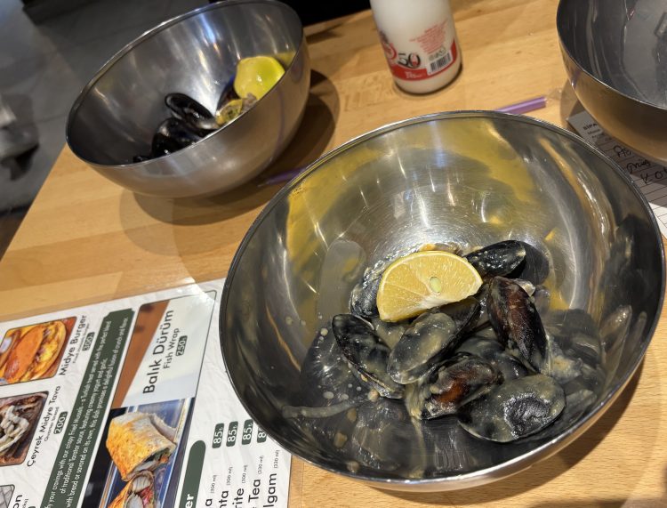「Kadikoy midyecisi」で食べたムール貝のピラフ詰め