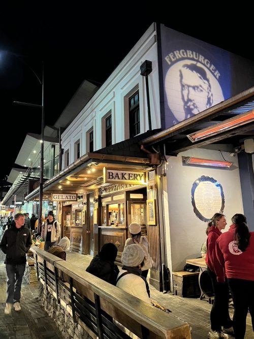 ベーカリーも併設の「ファーグバーガー」