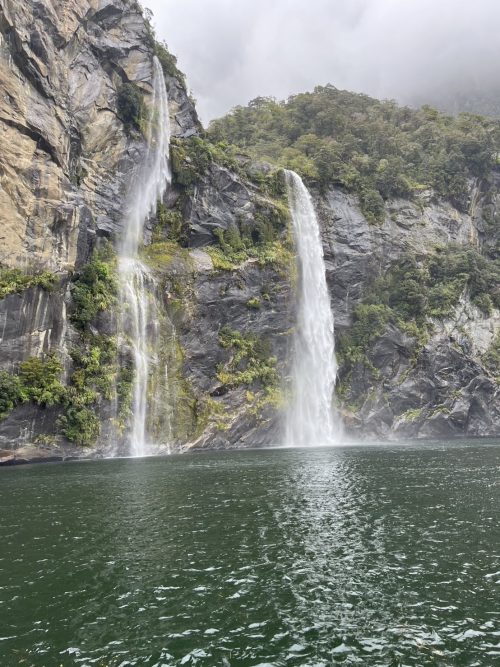 ミルフォードサウンドの壮大な滝