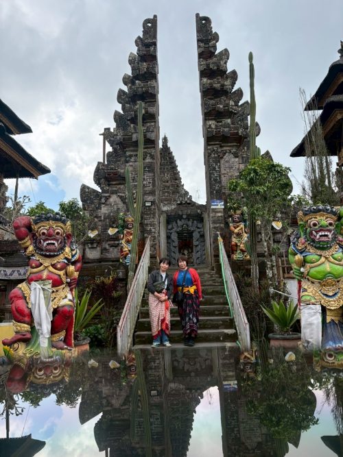 ウルン・ダヌ・バトゥール寺院で友人と一緒に