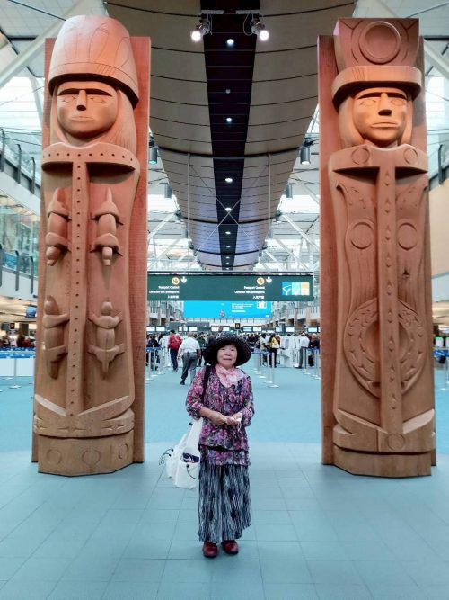 バンクーバー国際空港の大きな木彫り前にて