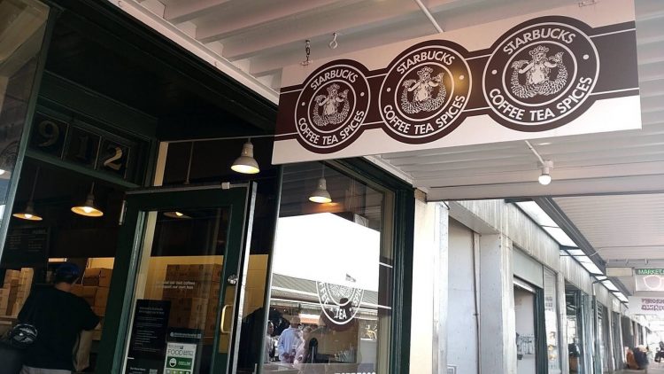 シアトルのスターバックス1号店前にて