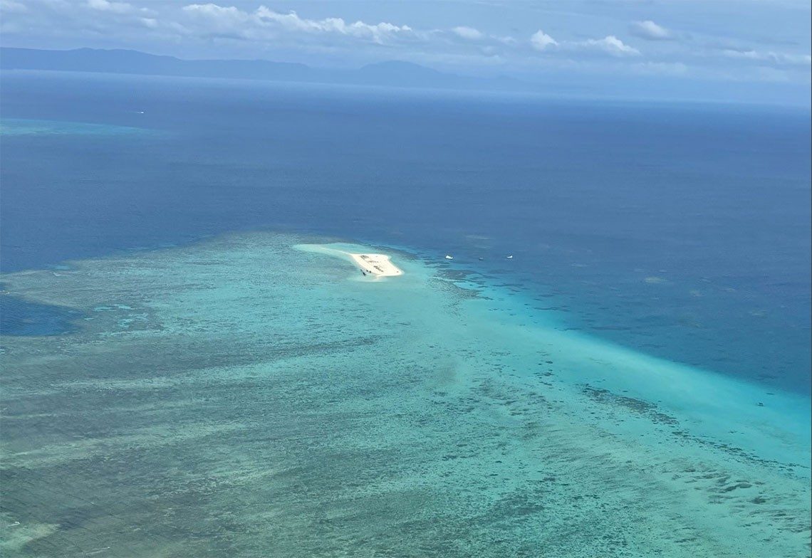 セスナ上から見たグレートバリアリーフ